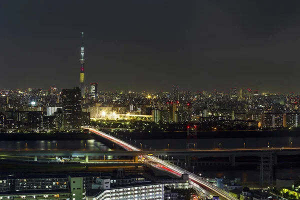 Tokyo skytree tower i Janpan i natt ljus med brigde och bui — Stockfoto