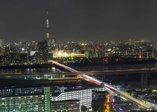 Tokyo skytree wieża w Janpan w nocy światła z mostu i bui — Zdjęcie stockowe