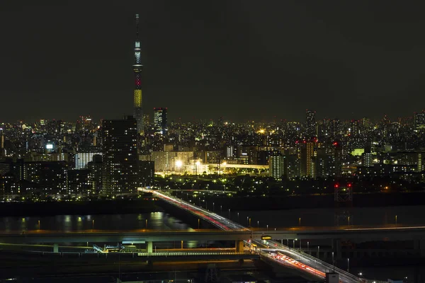 Skytree Tokiotoren in Janpan in nacht licht met brug en bui — Stockfoto