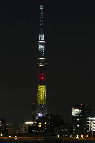 东京天树塔在1月在夜的光与布里格德和 bui — 图库照片