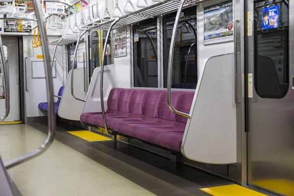 Пассажирские места в японском метро без никого — стоковое фото