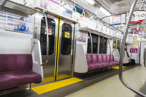 Passagiersitze in japanischer U-Bahn mit niemandem — Stockfoto