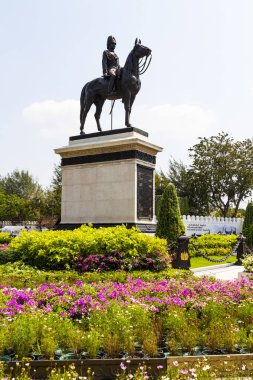 Bangkok, Tayland - Şubat 21: Atlı heykeli Kral Rama V (Kral Chulalongkorn) ve Ananta Samakhom taht salonu, su 21,2018, Bangkok, Tayland. Kral Rama V (Chulalongkorn atlı heykeli)
