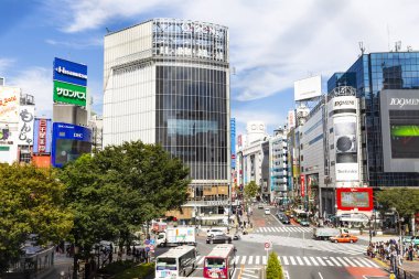 Shibuya, Tokyo, Japonya - 12 Ekim 2016: Shibuya sahne büyük kapış geçiş alanı yukarıdan yaz sezonu