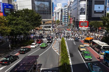 Shibuya, Tokyo, Japonya - 12 Ekim 2016: Shibuya sahne büyük kapış geçiş alanı yukarıdan yaz sezonu