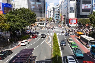 Shibuya, Tokyo, Japonya - 12 Ekim 2016: Shibuya sahne büyük kapış geçiş alanı yukarıdan yaz sezonu
