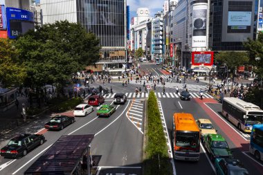 Shibuya, Tokyo, Japonya - 12 Ekim 2016: Shibuya sahne büyük kapış geçiş alanı yukarıdan yaz sezonu