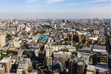 Tokyo, Japonya - 12 Ekim: Tokyo şehir tren demiryolu ve biyokütle Santrali gökyüzü görünümünde, Ekim ile 12,2016, Tokyo, Japonya. Tokyo şehir tren demiryolu ve gökyüzü görünümünde biyokütle güç ünitesi ile