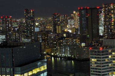 Tokyo şehir manzarası ve demiryolu ile gece ışık, cityscape, gökdelen Japonya
