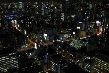 Tokyo şehir manzarası ve demiryolu ile gece ışık, cityscape, gökdelen Japonya