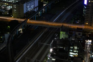 Tokyo şehir manzarası ve demiryolu ile gece ışık, cityscape, gökdelen Japonya