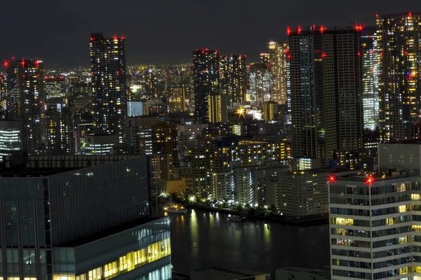 Tokyo şehir manzarası ve demiryolu ile gece ışık, cityscape, gökdelen Japonya