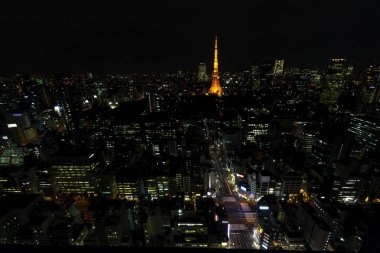 Tokyo, Japonya - Ekim 11:Tokyo şehir manzarası ile Tokyo Kulesi'ne akşam gece, Ekim 11,2016, Tokyo, Japonya. Tokyo Kulesi ile akşam gece Tokyo şehir manzarası