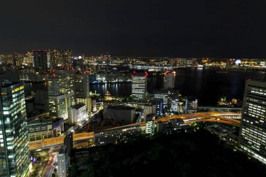 Tokyo şehir manzarası ve demiryolu ile gece ışık, cityscape, gökdelen Japonya