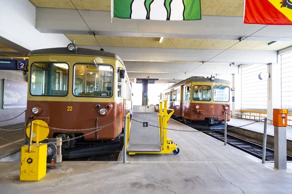 Murren dağ tren istasyonunda geleneksel tren, Berne — Stok fotoğraf