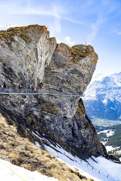 Paseo por el acantilado del cielo en la primera cima de la montaña de los Alpes en Grindelwald Swi — Foto de Stock