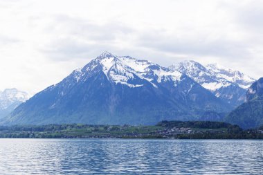 Alps mounta fornt Niesen Kulm ve Thun Gölü (Thunersee)