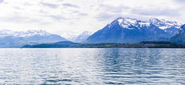 Alps mounta fornt Niesen Kulm ve Thun Gölü (Thunersee)