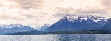 Alps mounta fornt Niesen Kulm ve Thun Gölü (Thunersee)