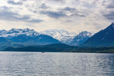 Thun Gölü 'nde seyahat gemisi ve Bernese Alpleri Dağı Berne görünümü