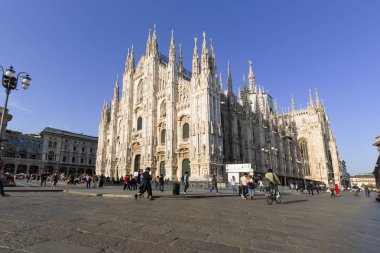 Turistler mavi gökyüzü ile Duomo Italya fornt rahatlatıcı ve 