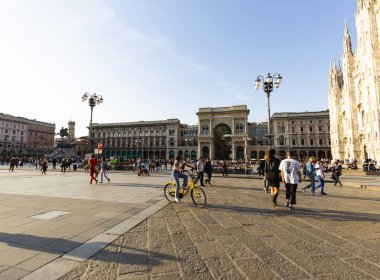Turistler mavi gökyüzü ile Duomo Italya fornt rahatlatıcı ve 