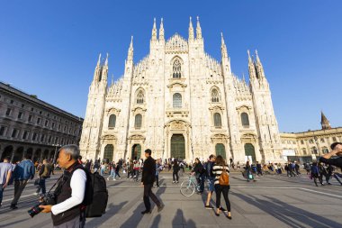 Turistler mavi gökyüzü ile Duomo Italya fornt rahatlatıcı ve 