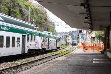 Como San Giovanni Tren Istasyonu 'nda trafik lambası ve treni