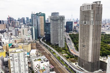 Yol ve bina ile Japonya 'da Tokyo Skytree kule