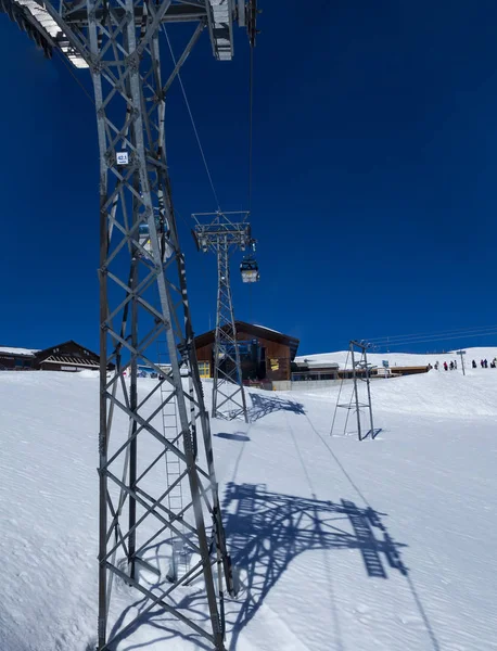 Wyciąg gondolowy (Kolejka linowa) z wieżą i stacją na śniegu m — Zdjęcie stockowe