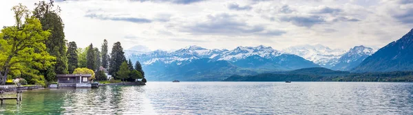 Panoramablick im thunersee und blick auf die berner alpen — Stockfoto