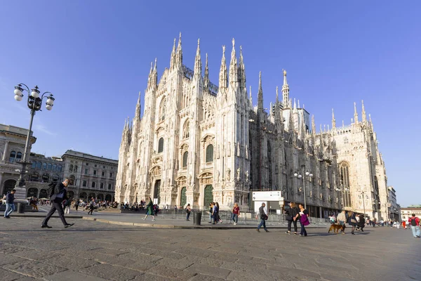 Turistas estão relaxando em Fornt de Duomo Itália com céu azul e — Fotografia de Stock