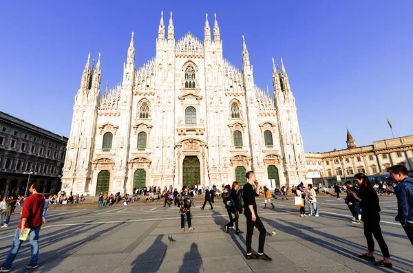 Туристы отдыхают в Fornt Duomo Италии с голубым небом и — стоковое фото
