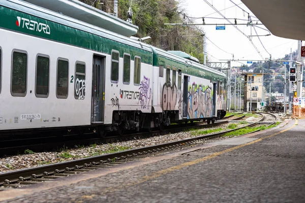Como San Giovanni Tren Istasyonu 'nda trafik lambası ve treni — Stok fotoğraf