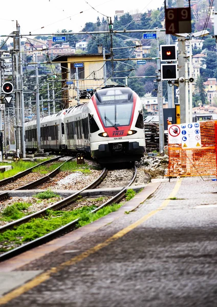 Como San Giovanni Tren Istasyonu 'Na giden tren ve trafik li — Stok fotoğraf
