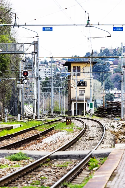 Como San Giovanni Tren Istasyonu 'nda tren için trafik ışığı — Stok fotoğraf