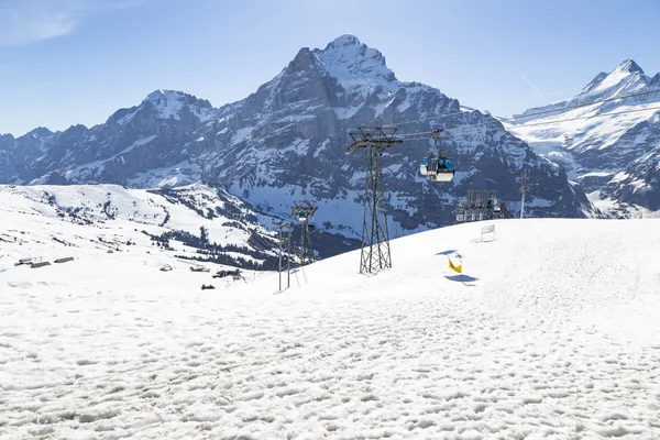 Elevador de góndola con torre de Grindelwald a primer pico de cable ca Imágenes de stock libres de derechos