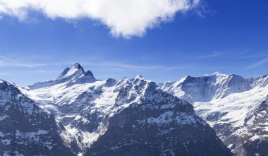 Alpler dağ Grindelwald Switze Ilk zirvesinde Gökyüzü uçurum yürüyüş