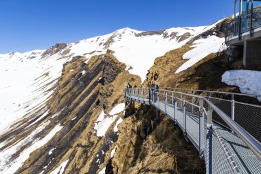 Gezgin ilk olarak gökyüzü uçurum yürüyüşünde dinlenip fotoğraf çekiyor 