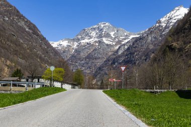 Kaya vadisi , Locano Sonogno dağda bina ve yol