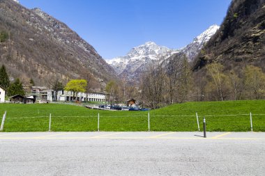 Kaya vadisi , Locano Sonogno dağda bina ve yol