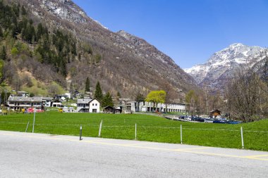 Kaya vadisi , Locano Sonogno dağda bina ve yol