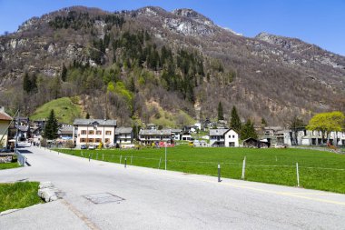 Kaya vadisi , Locano Sonogno dağda bina ve yol