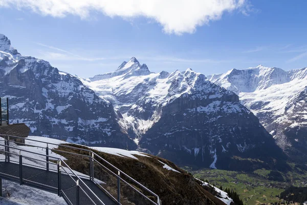 Resenären vilar och fotograferar på Sky Cliff Walk vid första — Stockfoto