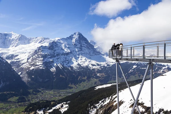 Podróżny odpoczywać i fotografować na niebie Cliff walk w First — Zdjęcie stockowe