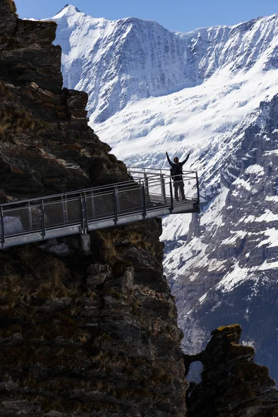 Viajante estão andando no céu penhasco caminhada no primeiro pico de Alpes mo — Fotografia de Stock