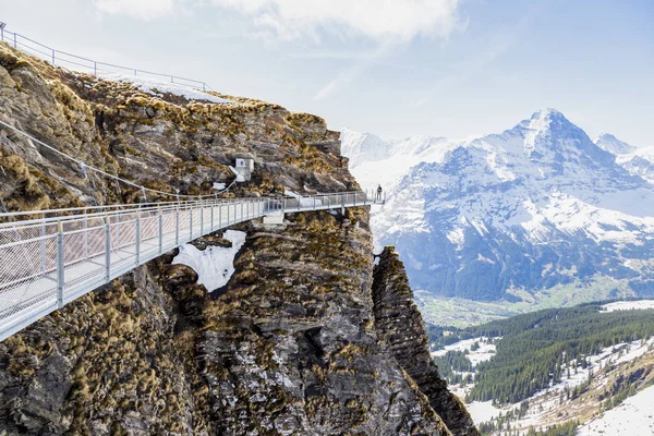 Gezgin Alpler mo Ilk zirvesinde gökyüzü uçurum yürüyüş