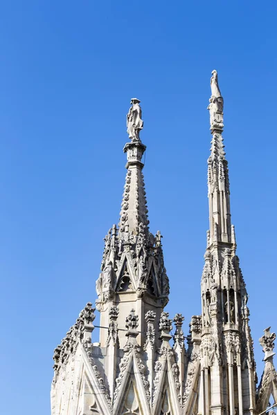 Letecký pohled na sochu ze střešní terasy Milán Duomo, Itálie — Stock fotografie