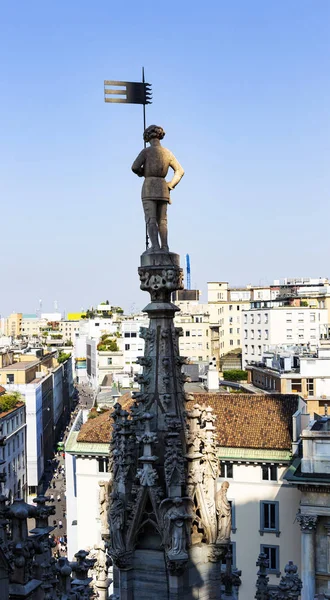 Heykelli Duomo çatı terasından Milano İtalya'nın havadan görünümü — Stok fotoğraf