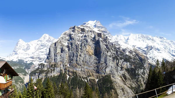 Schwarzmonch pico en Berner oberland mirando desde el pueblo murren — Foto de Stock